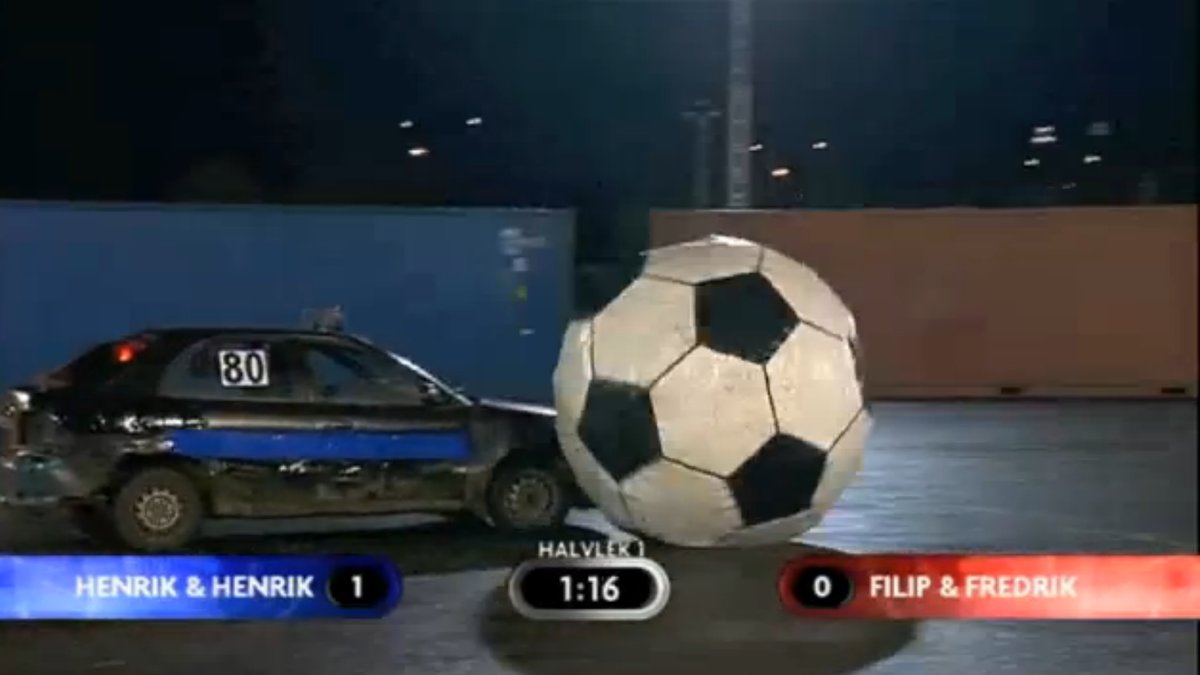 Så här ser det ut när Henrik Larsson gör comeback som fotbollsspelare. Bilfotboll mot Filip och Fredrik.